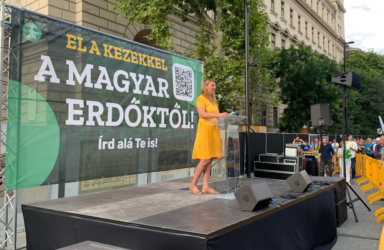 Baranyi Krisztina felszólal a demonstráción (Fotó: Magyar Hang/Gulyás Balázs)