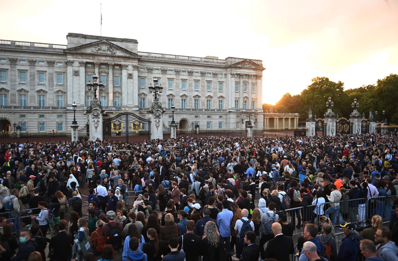 Gyászol a tömeg a Buckingham-palota előtt 2022. szeptember 8-án. (Fotó: EPA/NEIL HALL)