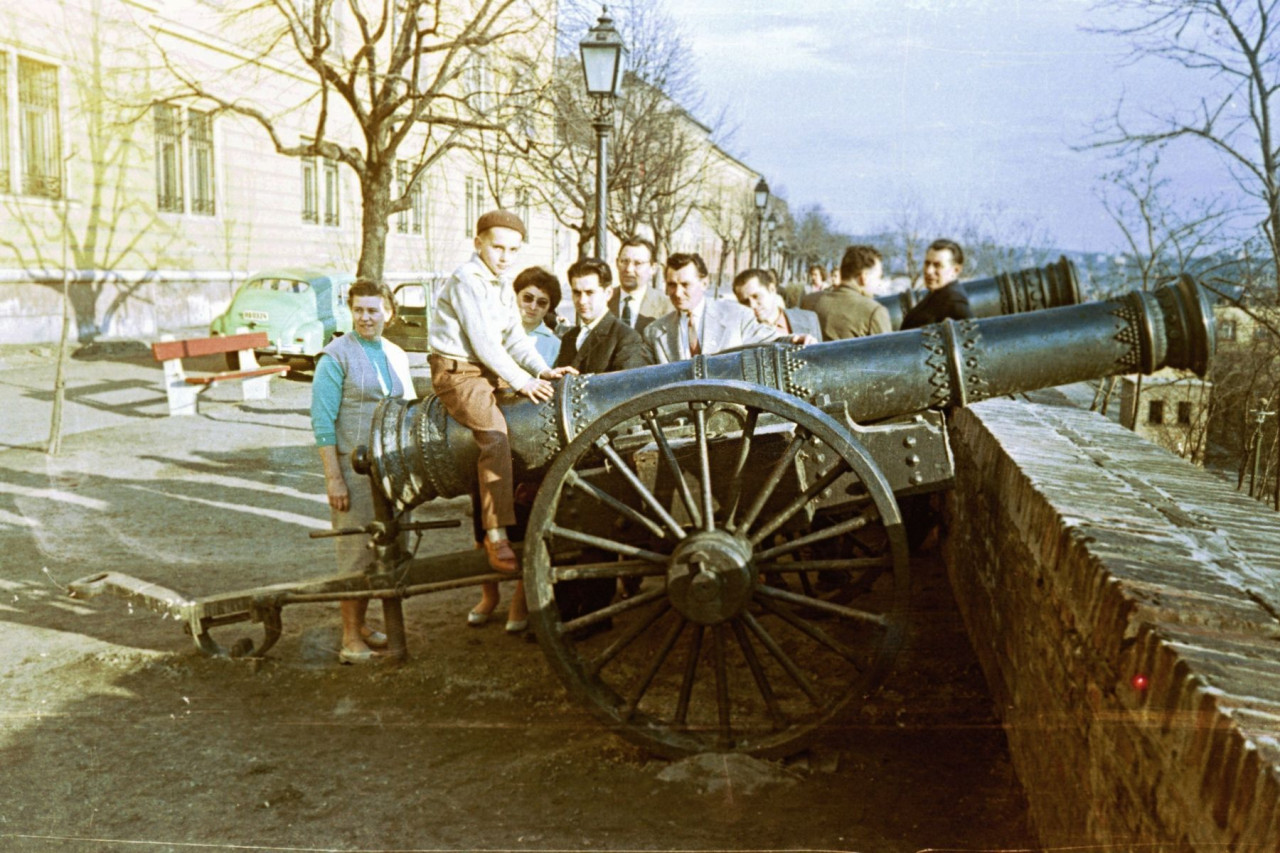 Történelmi ágyúk a Hadtörténeti Múzeum előtt 1958-ban (Fotó: Fortepan/Márton Gábor)