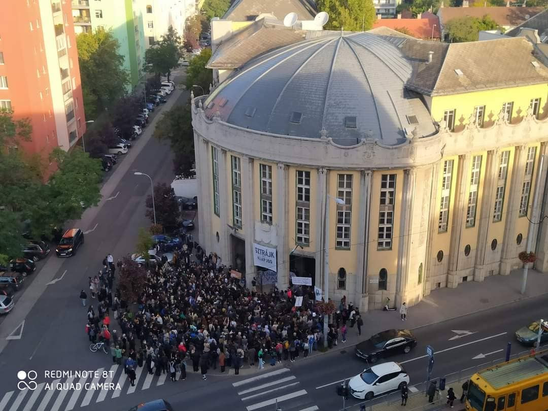 Diákok és tanárok tiltakozása a kőbányai Szent László Gimnáziumnál 2022. október 5-én (Fotó: Dévény István/Magyar Hang)