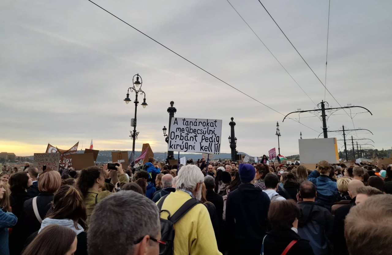 Lezárták a Margit hidat a tüntetők 2022. október 5-én (Fotó: Magyar Hang/Ficsor Benedek)