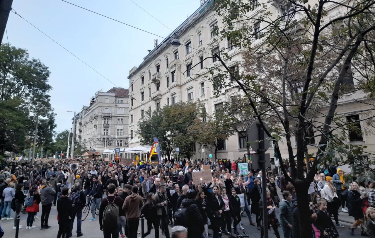 A Margit hídról a Kossuth térre tartanak a tüntetők (Fotó: Magyar Hang/Ficsor Benedek)