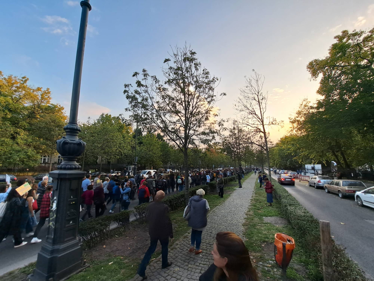 A Diákok a tanárokért  tüntetés résztvevői az Andrássy úton 2022. október 14-én (Fotó: Albert Enikő/Magyar Hang)