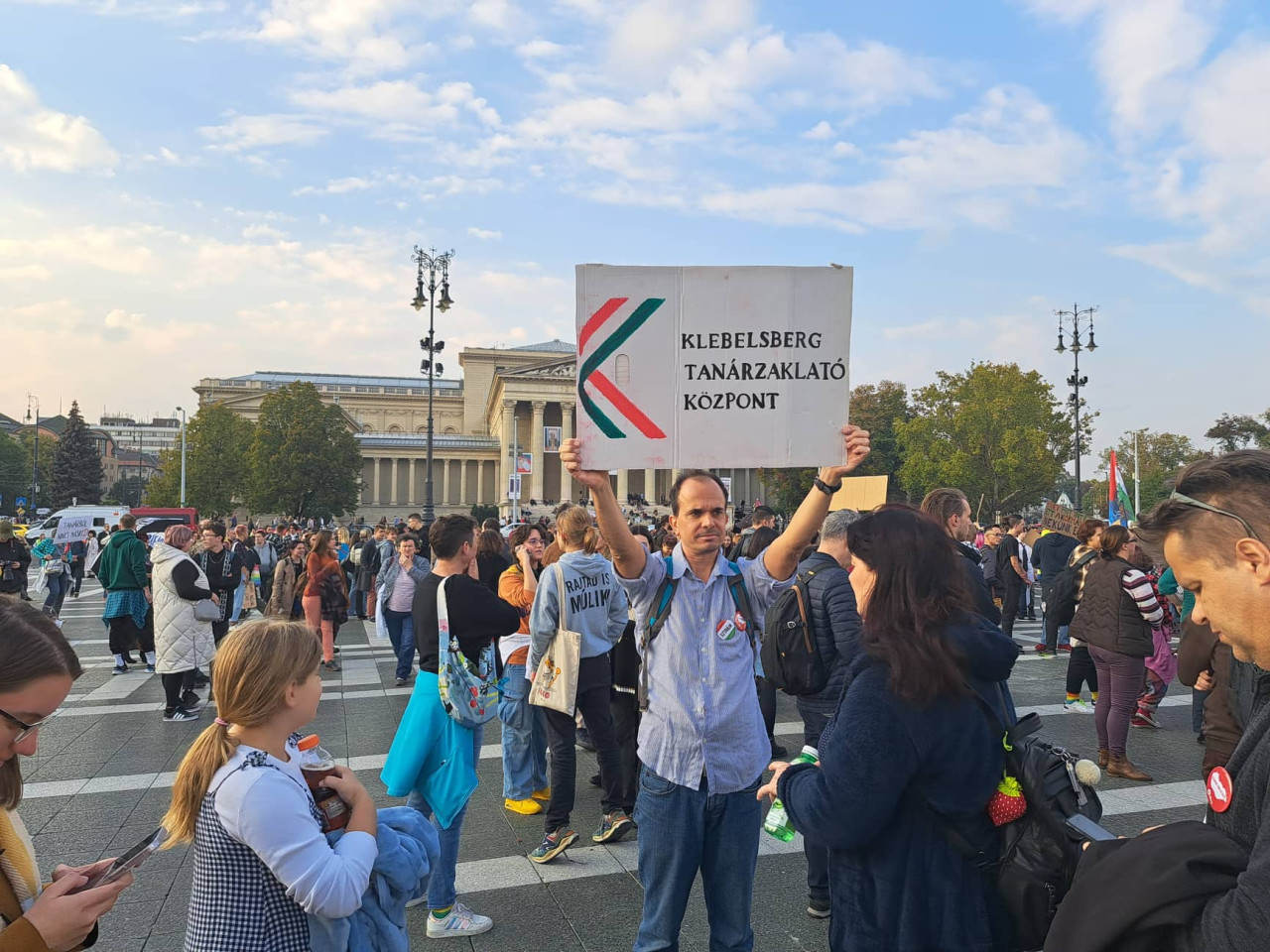 Az oktatás helyzetének javításáért tüntetők a Hősök terén 2022. október 14-én (Fotó: Albert Enikő/Magyar Hang)