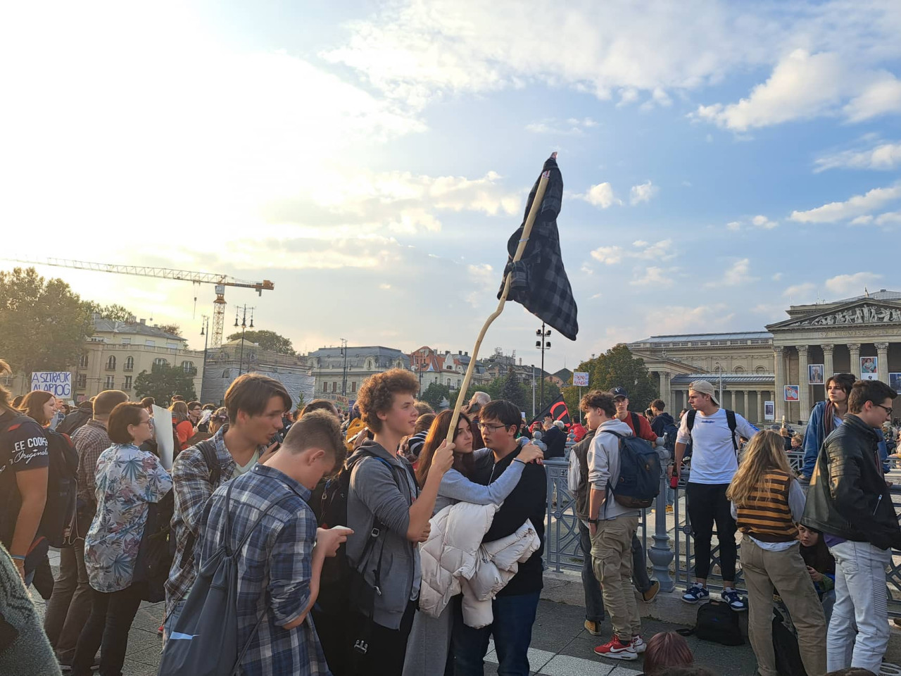 A pedagógusok melletti tüntetés résztvevői Budapesten, a Hősök terén 2022. október 14-én (Fotó: Albert Enikő/Magyar Hang)
