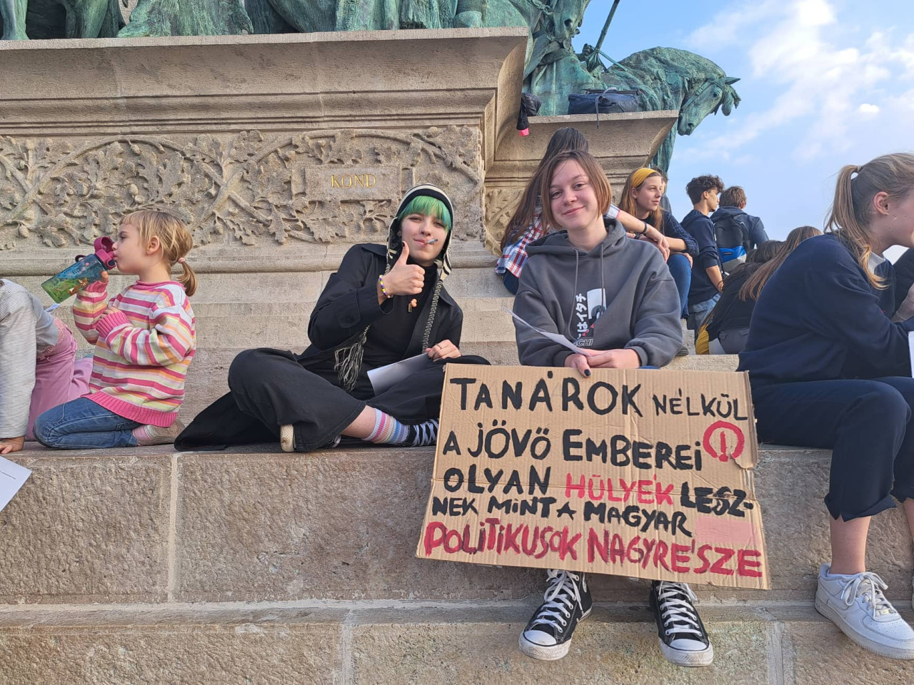 A pedagógusok melletti tüntetés résztvevői Budapesten, a Hősök terén 2022. október 14-én (Fotó: Albert Enikő/Magyar Hang)