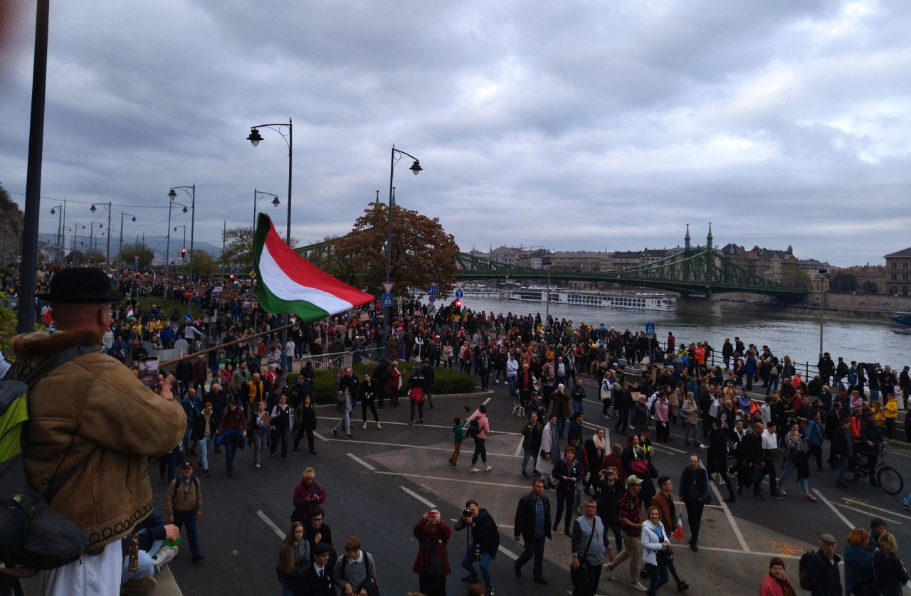 Tüntetők a Műegyetem rakparton (Fotó: Koncz Tamás/Magyar Hang)