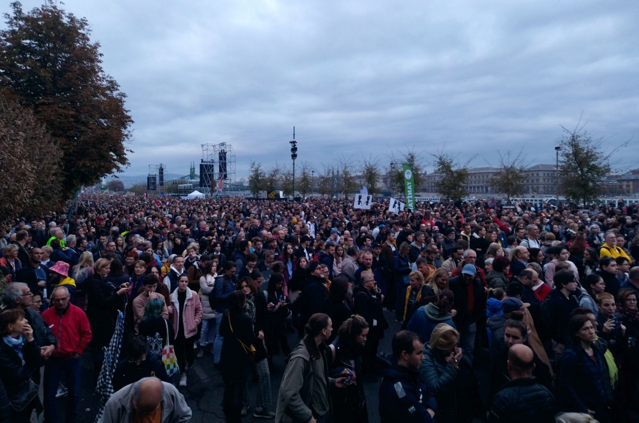 Tüntetők a Műegyetem rakparton 2022. október 23-án (Fotó: Koncz Tamás/Magyar Hang)