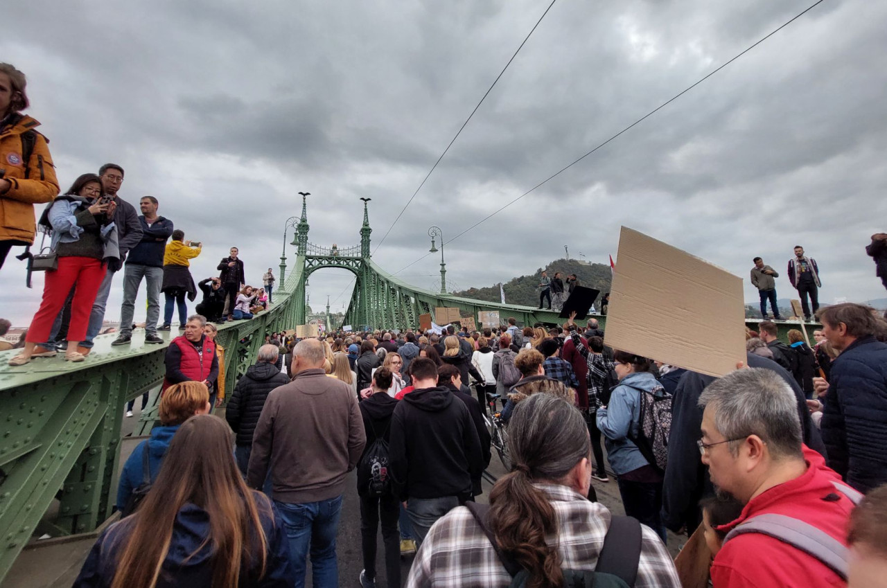Tüntetők a Szabadság hídon 2022. október 23-án (Fotó: Hutter Marianna/Magyar Hang)