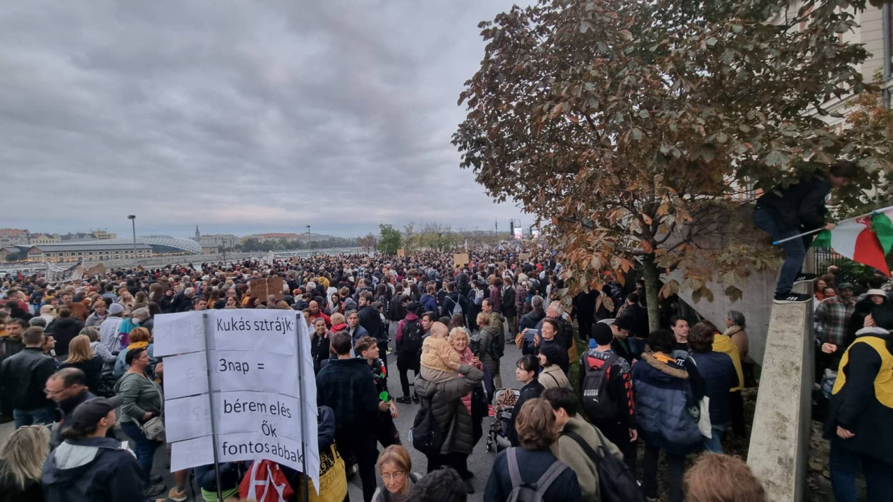 Tüntetők a Műegyetem rakparton (Fotó: Csécsi László/Magyar Hang) 
