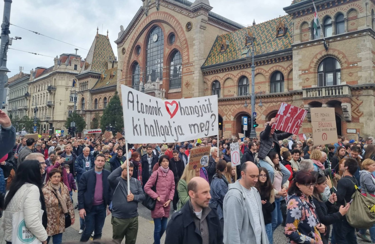 Tüntetők a Fővám téren (Fotó: Katona Mariann/Magyar Hang)