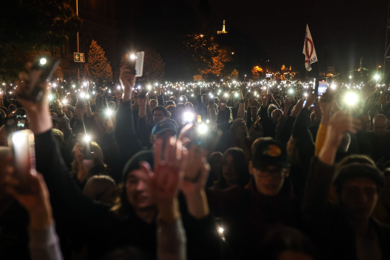 Mobiltelefonokkal világítanak az oktatás melletti szolidaritási tüntetésen 2022. október 23-án (Fotó: Végh László/Magyar Hang)