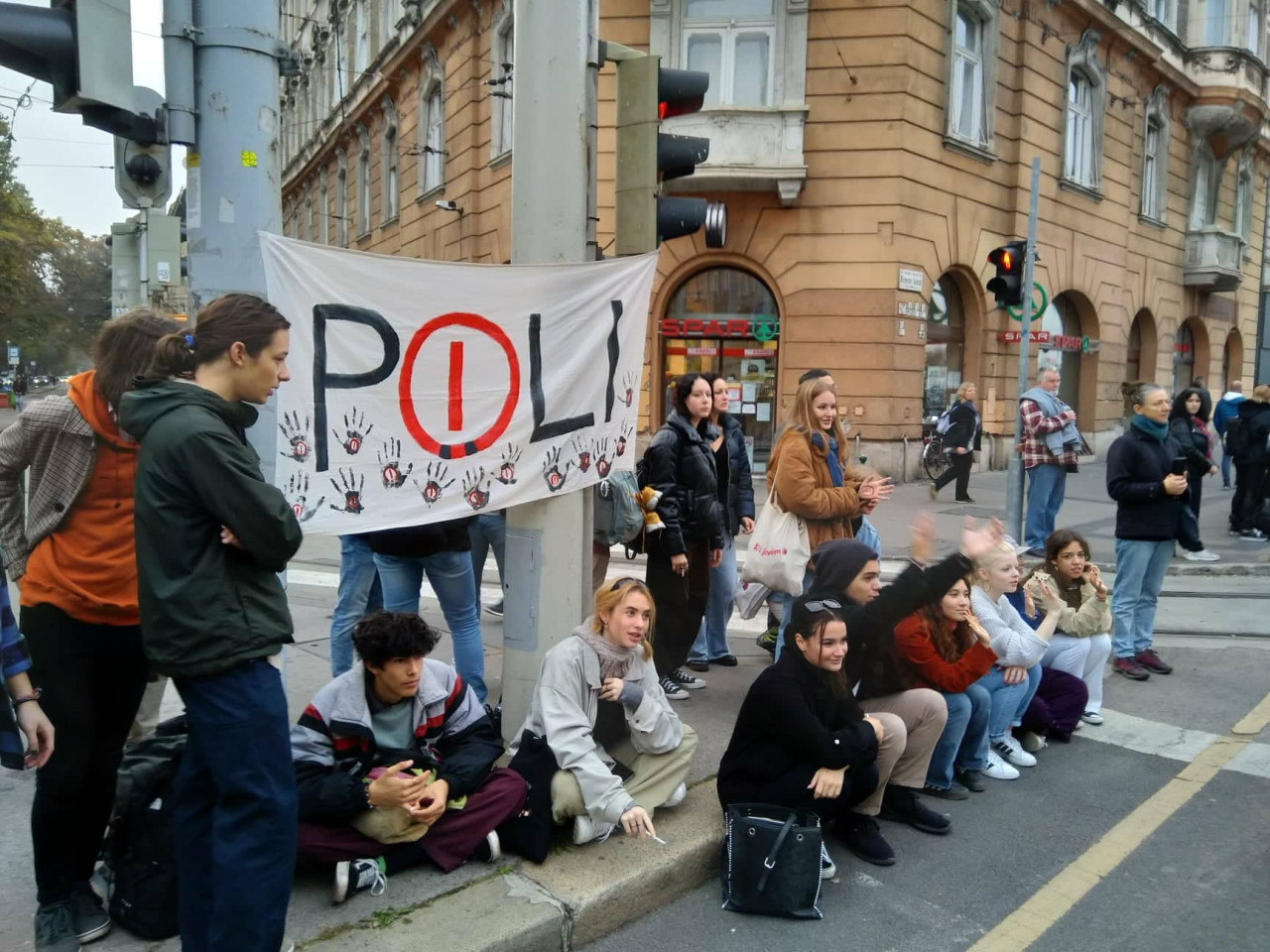 Demonstrálók a Ferenc körúton (Fotó: Tompos Ádám / Magyar Hang)