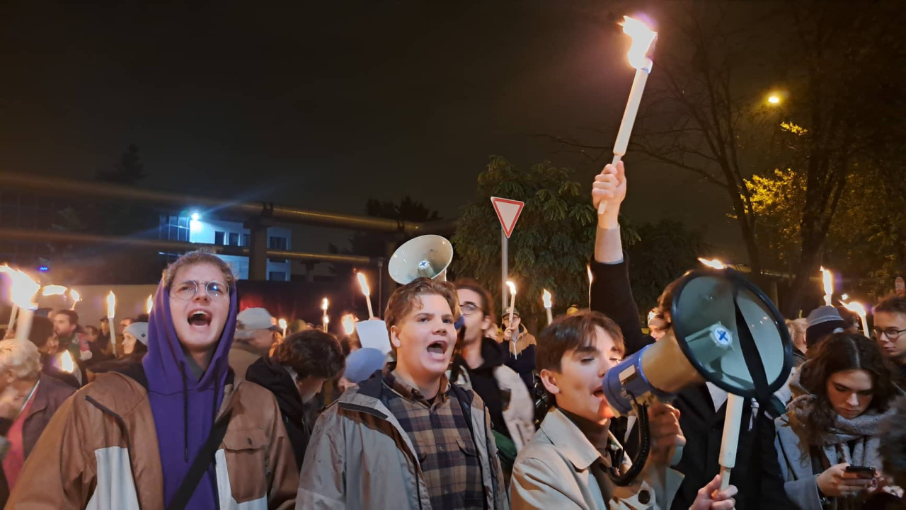 Diákok az MTVA épülete előtt 2022. november 4-én (Fotó: Albert Enikő/Magyar Hang)