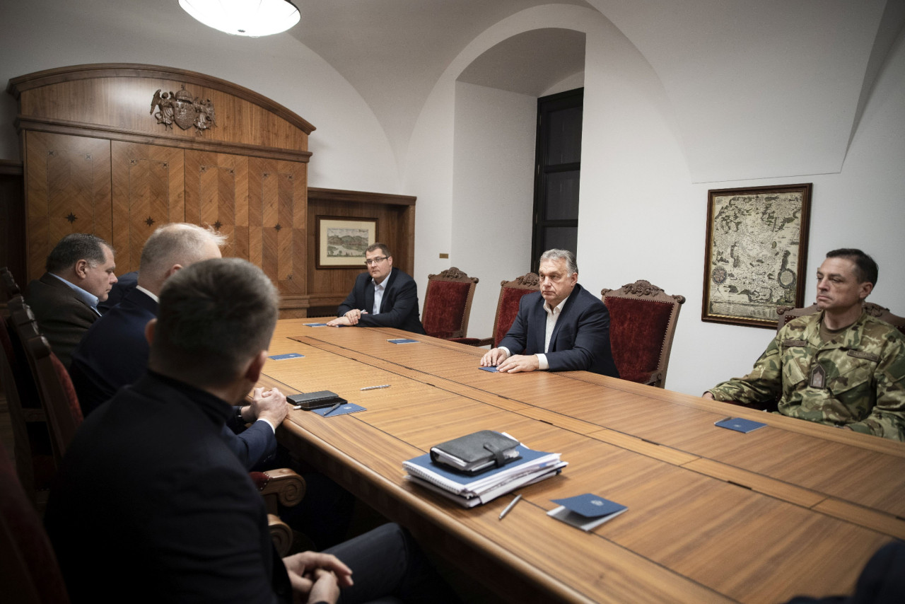 A Miniszterelnöki Sajtóiroda által közreadott képen Orbán Viktor miniszterelnök a Védelmi Tanács ülésén a Karmelita kolostorban 2022. november 15-én este (Fotó: MTI/Miniszterelnöki Sajtóiroda/Fischer Zoltán)
