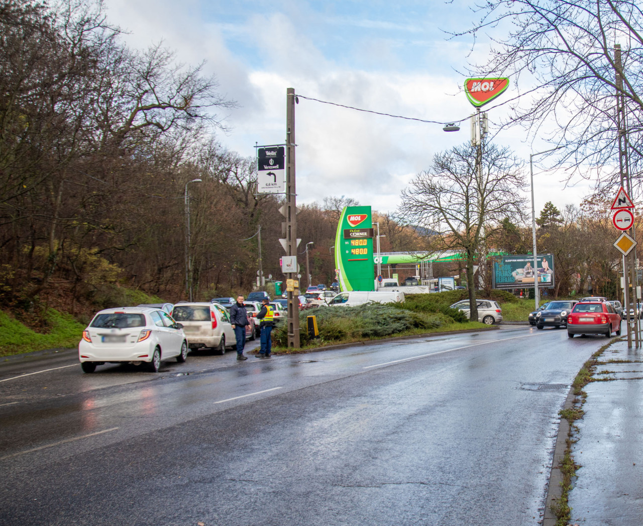 Torlódás a kutakon. Sok helyen már alig vásárolható benzin