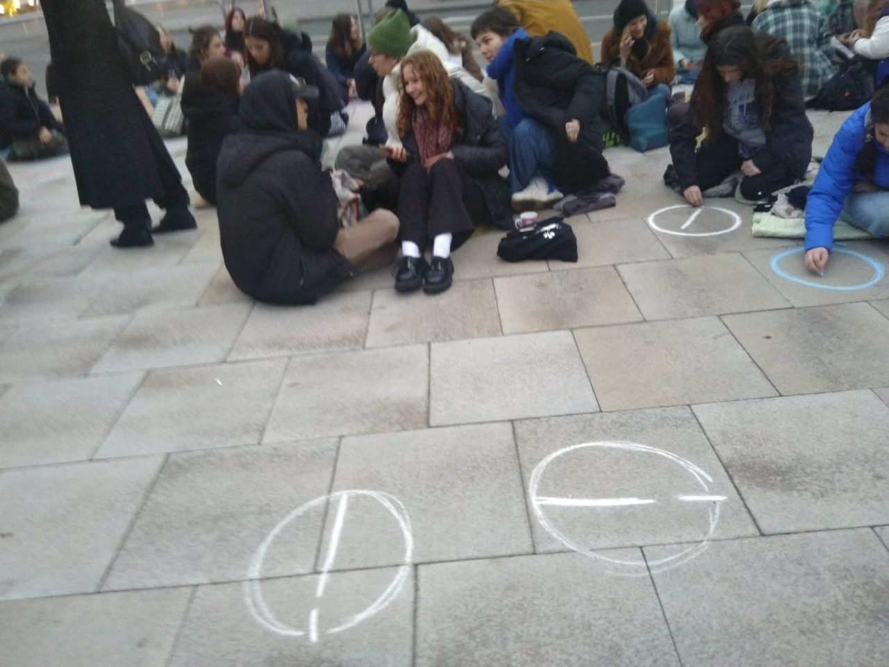 Tiltakozás. Ülősztrájk az oktatás helyzete miatt a Blaha Lujza téren 2022.12.08-án