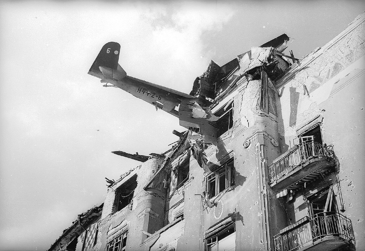 Lakóházba zuhant repülőgép az Attila úton, 1945 februárjában (Forrás: Fortepan)
