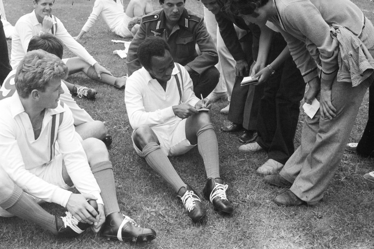 Pelé a „Menekülés a győzelembe” című film forgatási szünetében az MTK stadionjában Budapesten 1980-ban (Fotó: Fortepan/Tóth Katalin)