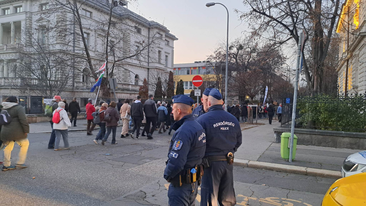 Rendőrök biztosítják a tüntetést. A Tudásmenet Budapesten