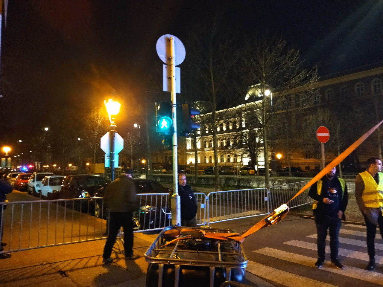 A lezárt Andrássy út a budapesti orosz nagykövetséghez szervezett tüntetés idején 2023. február 24-én (Fotó: Magyar Hang/Koncz tamás)