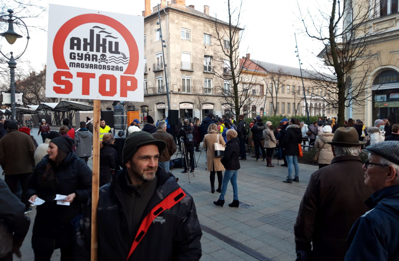 Tüntetők tiltakoznak a debreceni CATL akkumulátorgyár ellen 2023. március 4-én )Fotó: Magyar Hang/Szabó Zsolt László)