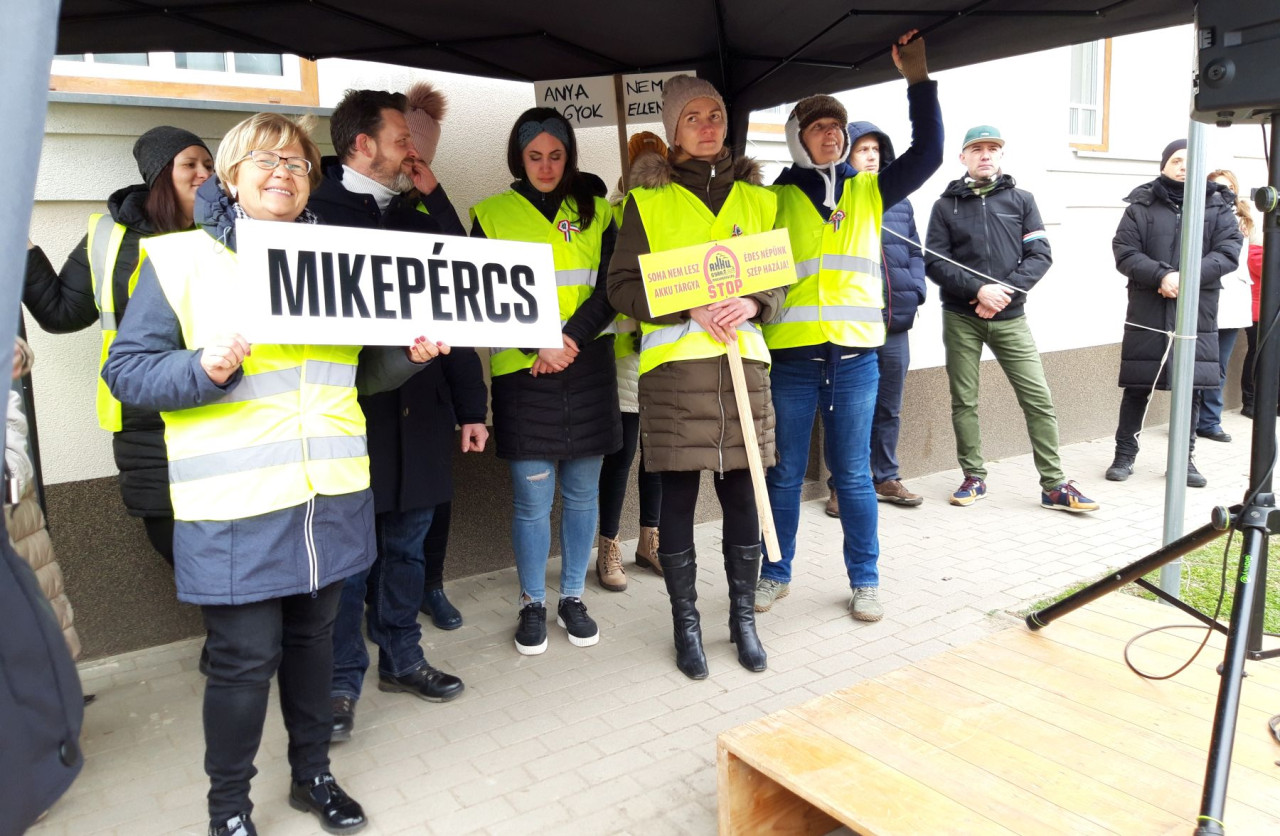 A CATL tervezett akkumulátorgyára ellen tiltakoznak Mikepércsen 2023. március 15-én (Fotó: Magyar Hang/Szabó Zsolt László)