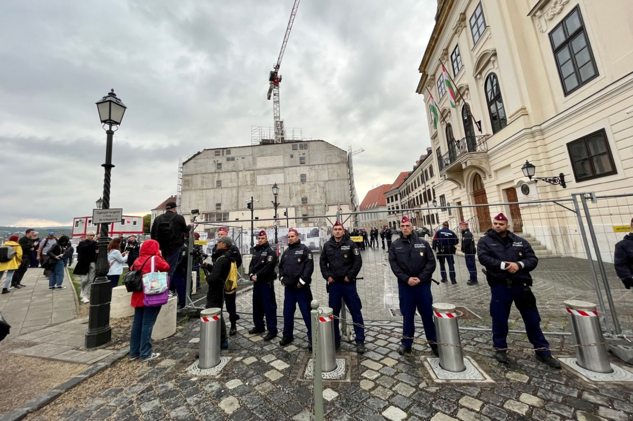 Rendőrök védik a kordont a Karmelita kolostor előtt 2023. április 24-én (Fotó: Momentum)