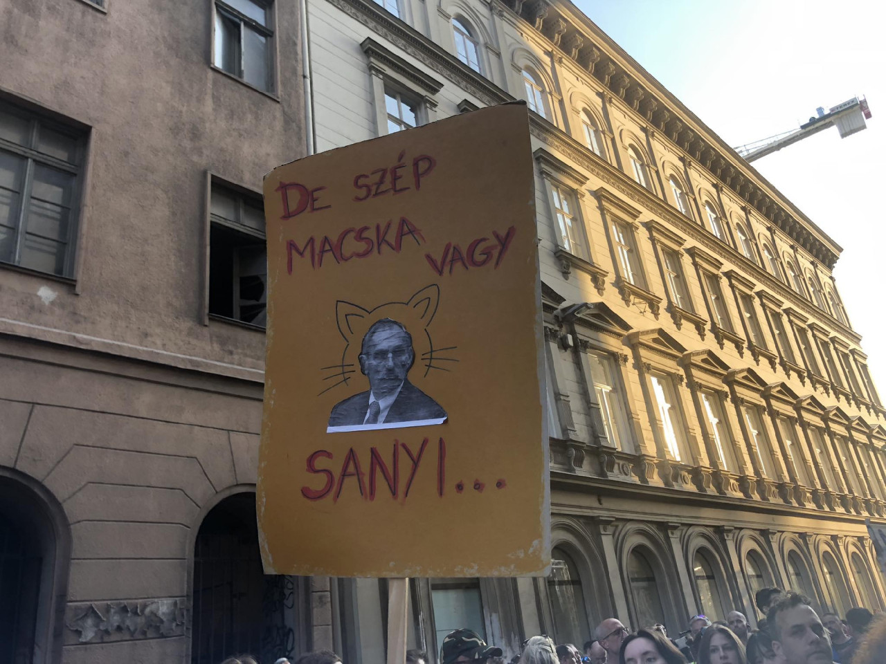 Pintér Sándort bírálták az oktatás állapota és a státusztörvény miatt dühös tüntetők