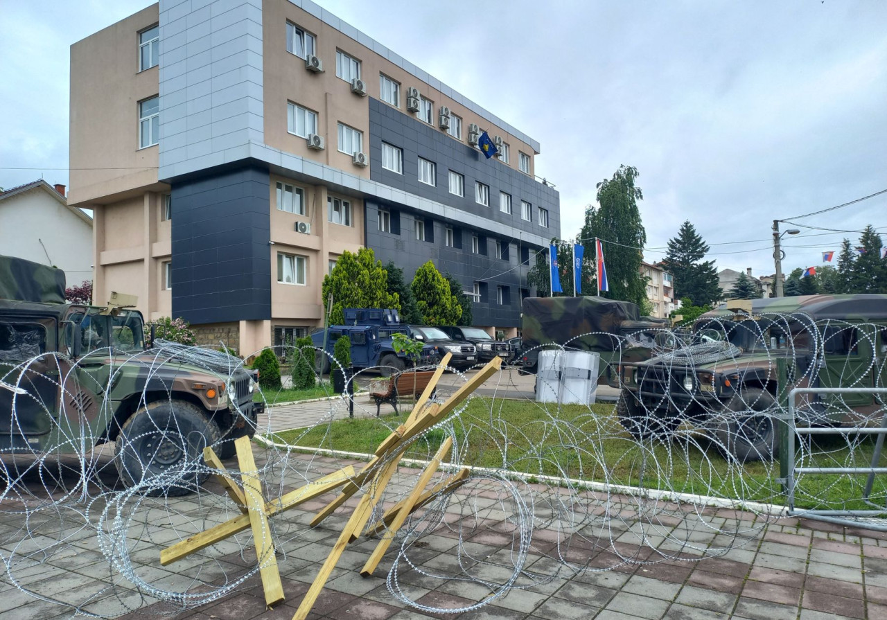 A leposavici városháza előtt nem csak a KFOR járművei strázsálnak, hanem a koszovói különleges rendőrség járművei is 2023. június 4-én (Fotó: Magyar Hang/Majláth Ronald)