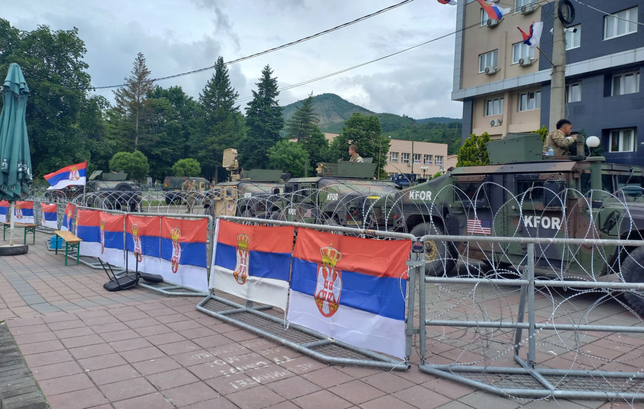 A leposavici városháza épülete előtti kordon 2023. június 4-én. A helyiek szerb zászlókat tűztek ki rá, hogy ezzel is kifejezzék, nem adják fel az épületüket (Fotó: Magyar Hang/Majláth Ronald)