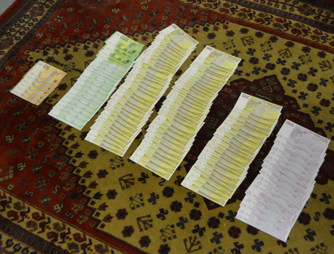 Hálapénz elfogadása miatt őrizetbe vett orvosnál talált pénz (Fotó: Police.hu)