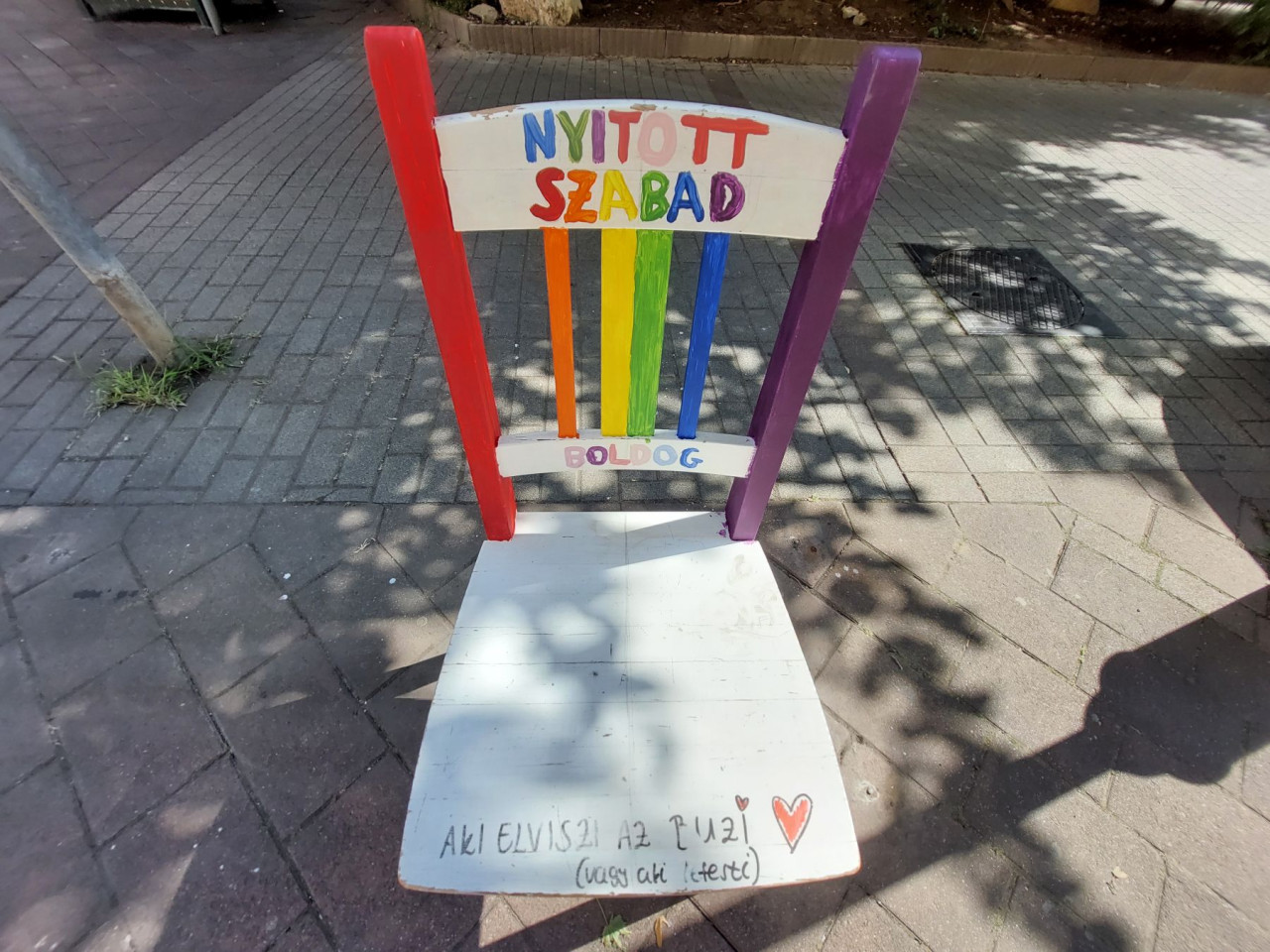 Szivárványszínűre festett szék a ferencvárosi Toma utcában 2023. július 18-án (Fotó: Hutter Marianna/Magyar Hang)