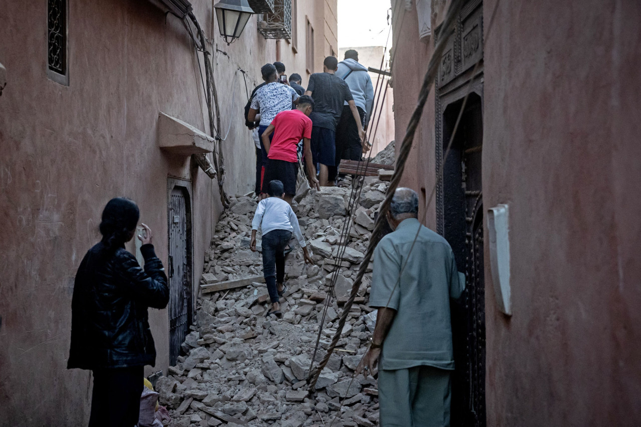 Az emberek a romok között a földrengés után Márrakesben 2023. szeptember 9-én (Fotó: AFP via Europress/Fadel Senna)