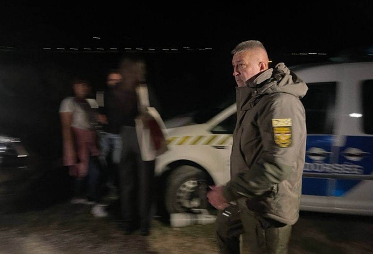 Hajdu János, a TEK vezetője az esztergomi robbantás helyszínén (Fotó: Magyar Hang/Lukács Csaba)