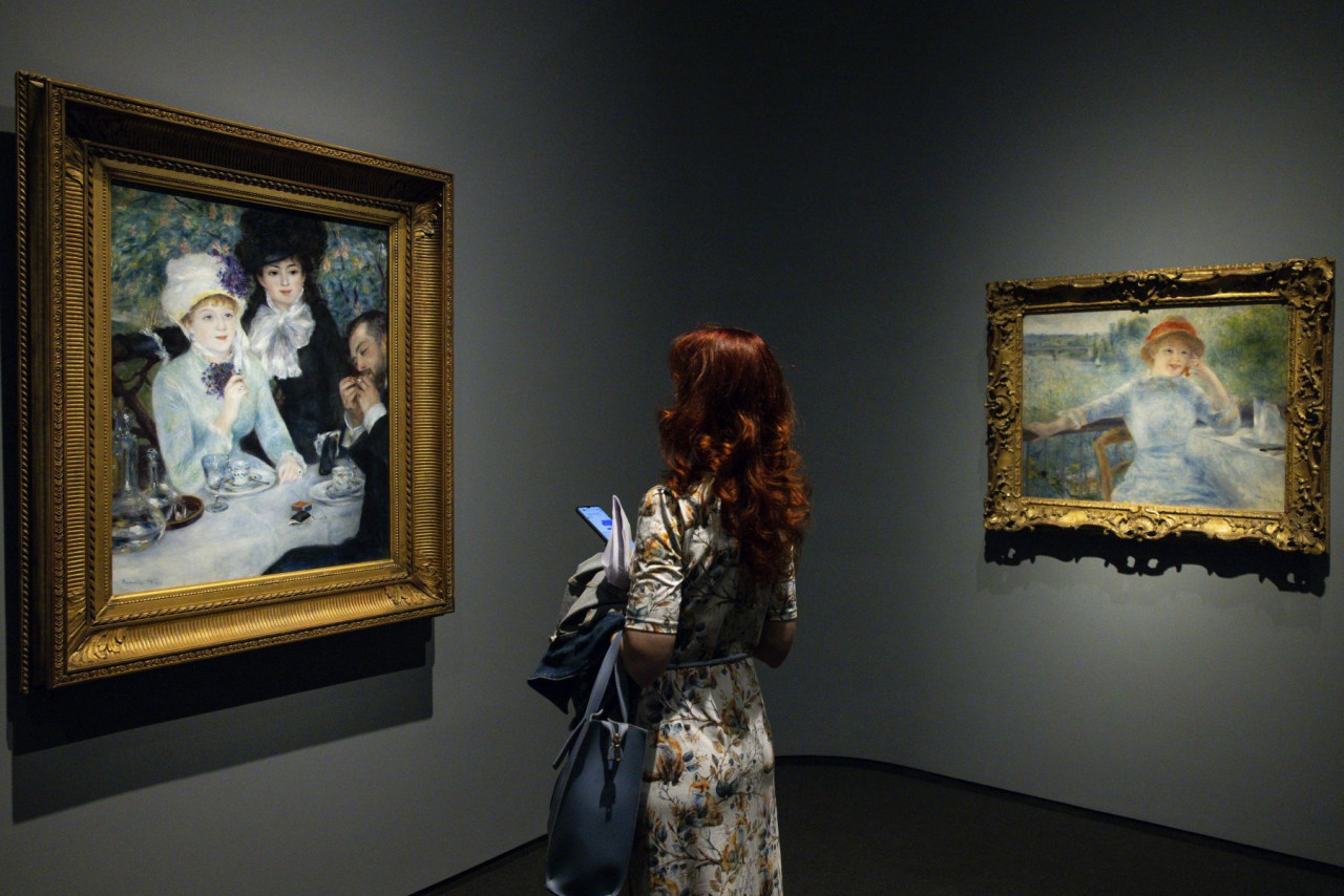 Látogató nézi Renoir az Ebéd után címû festményét a francia impresszionista mester számos főmûvét bemutató tárlat sajtóbemutatóján a Szépmûvészeti Múzeumban 2023. szeptember 21-én (Fotó: MTI/Hegedüs Róbert)