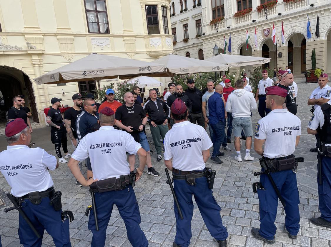 Kopasz, kigyúrt férfiakat vettek körbe a rendőrök Sopronban