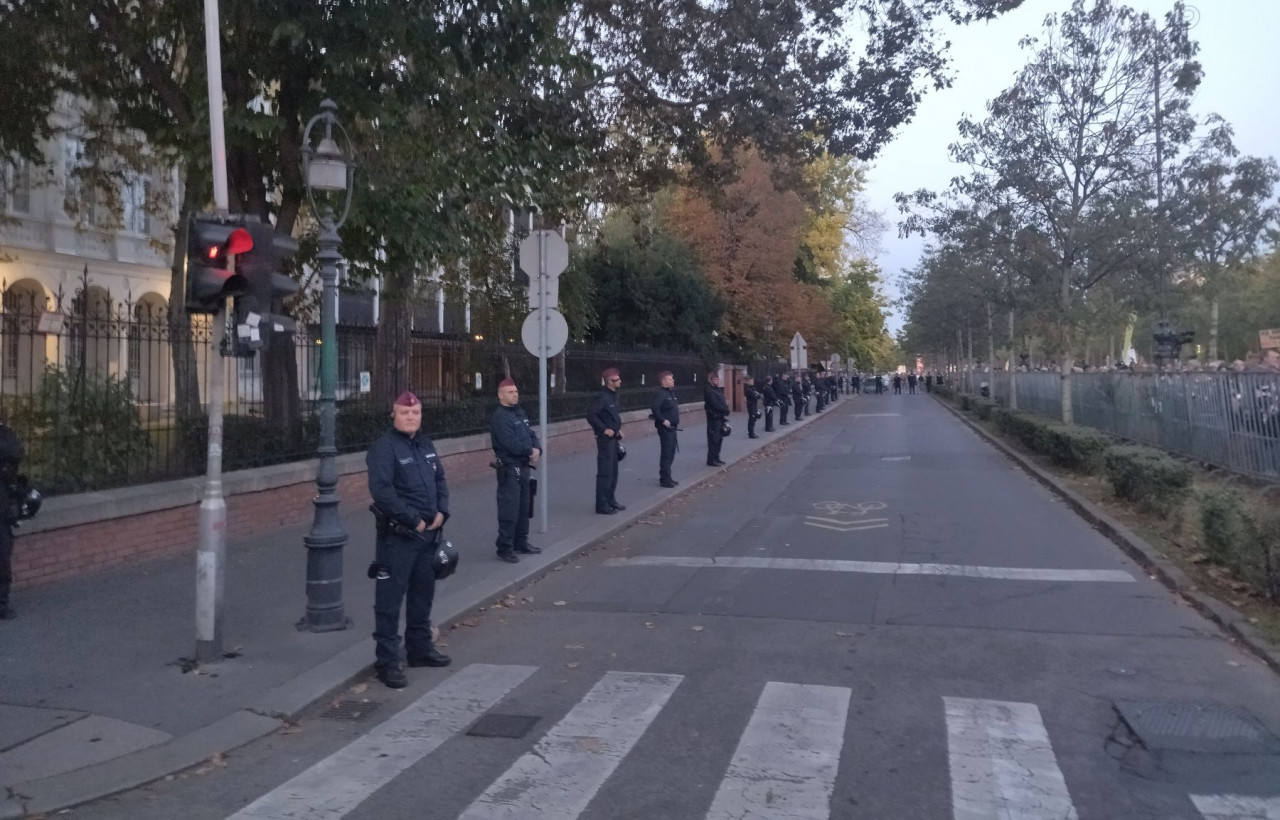 Rendőrök a budapesti orosz nagykövetség előtt a Szabadság! Érted. tüntetés alatt 2023. október 23-án (Fotó: Magyar Hang/Koncz Tamás)