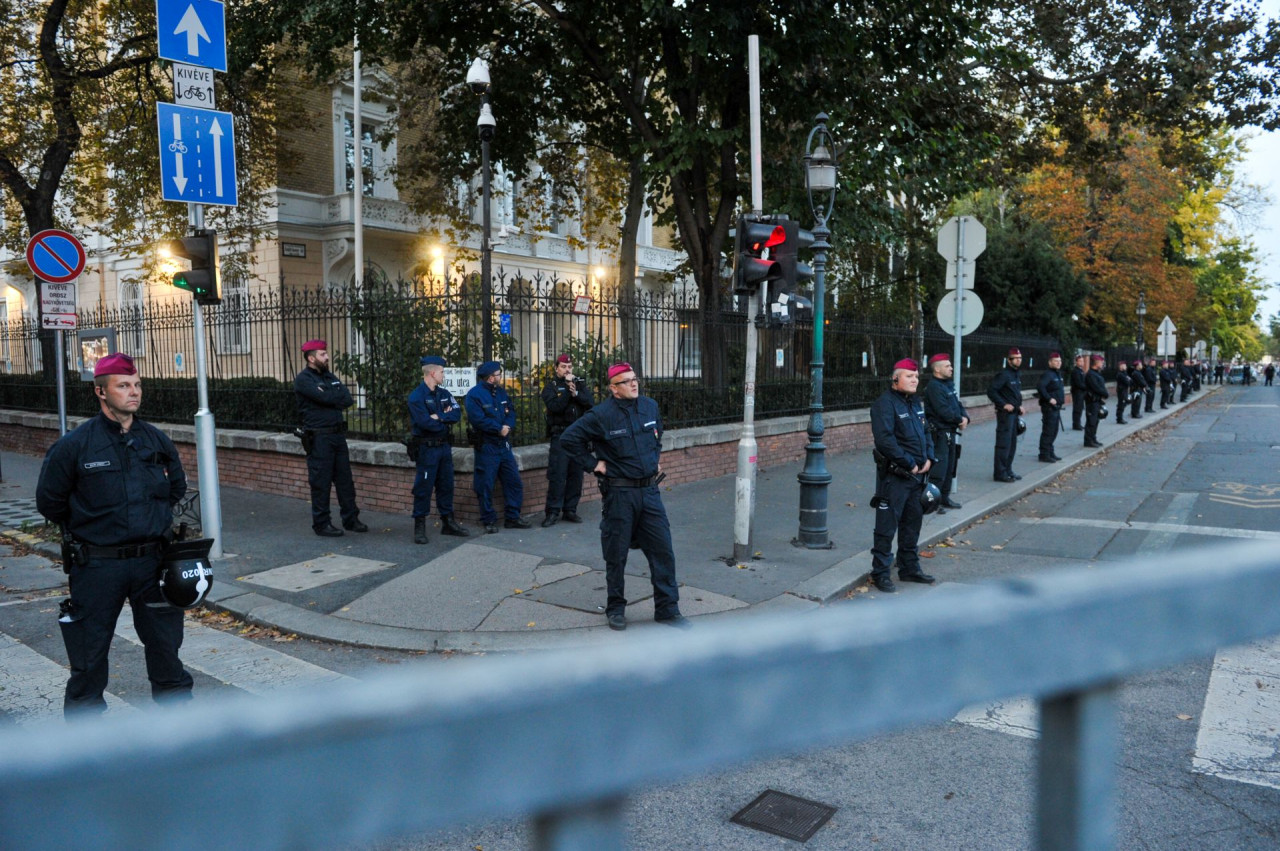 Rendőrök védik az orosz nagyjövetséget a Szabadság! Érted tüntetés idején 2023. október 23-án, Budapesten (Fotó: Magyar Hang/Beliczay László)