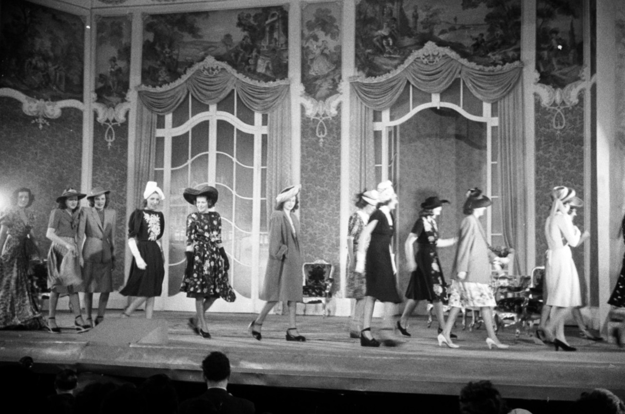 Nagymező utca, Fővárosi Operettszínház. Divatbemutató a Budapesti Divatközpont rendezésében, 1942. szeptember 20-án (Fotó: Fortepan/Bojár Sándor)
