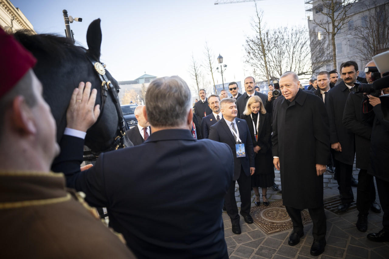 Orbán Viktor kormányfő (háttal, b) egy nóniusz lovat ajándékoz Recep Tayyip Erdogan török elnöknek a Karmelita kolostornál 2023. december 18-án (Fotó MTI/Miniszterelnöki Sajtóiroda/Benko Vivien Cher)