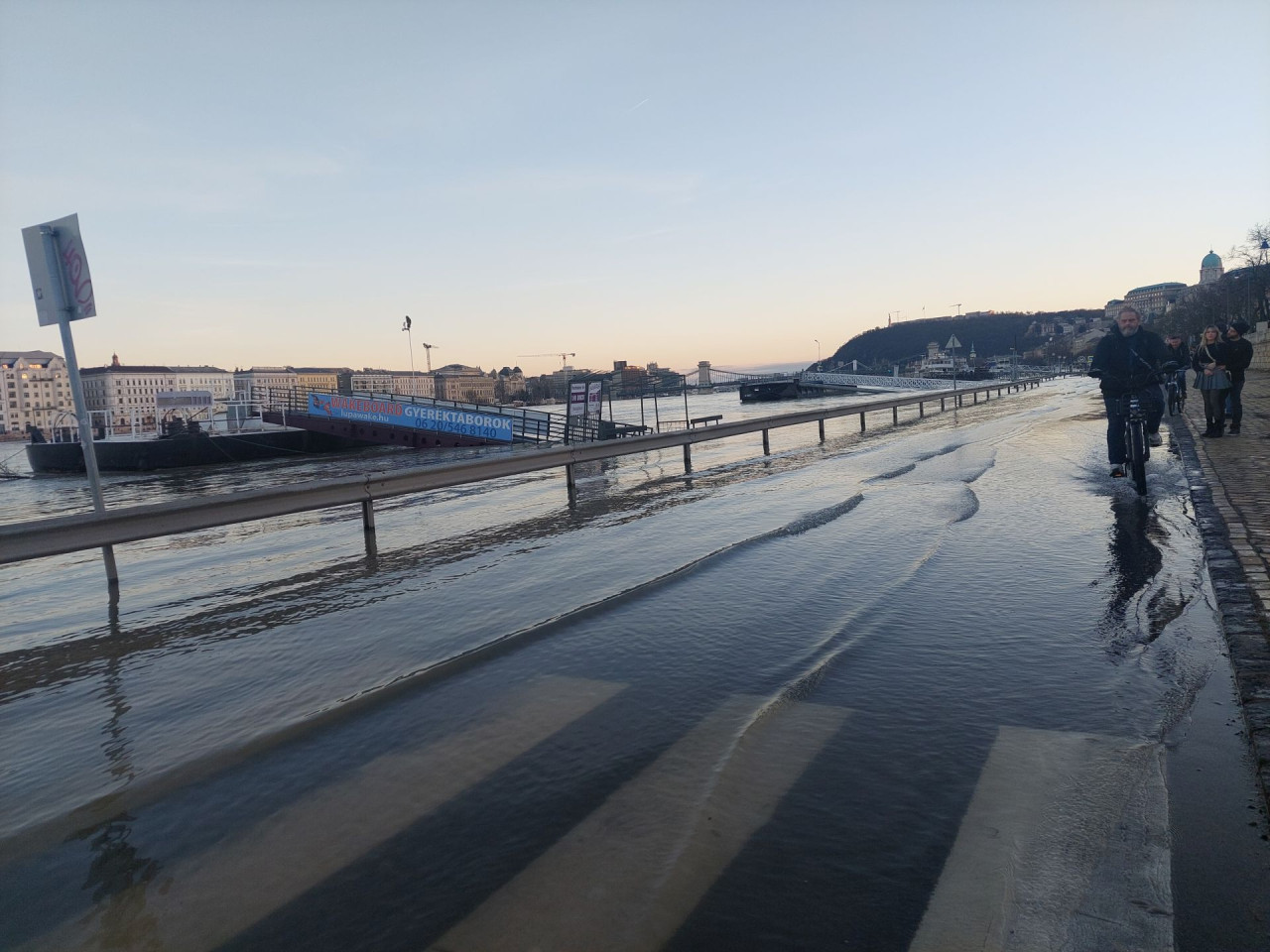 A Duna áradása Budapesten 2023. december 27-én (Fotó: Magyar Hang/György Zsombor)