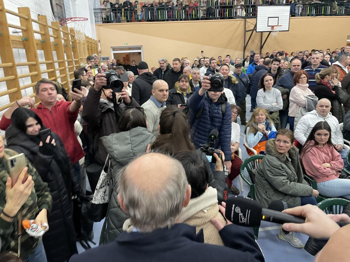 Elmenekült a sóskúti polgármester az akkufeldolgozóról szóló lakossági fórumra érkezők elől 2024. január 30-án. (Fotó: Grimm Balázs/Magyar Hang)