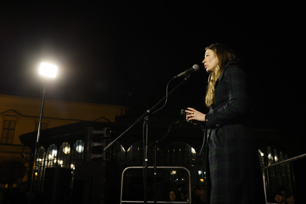Donáth Anna felszólal a Momentum Novák Katalin lemondásáért szervezett tüntetésén