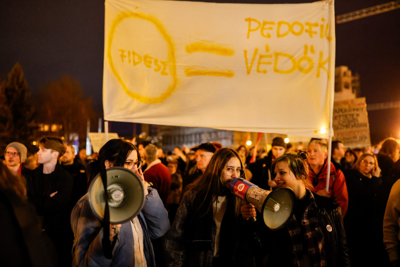 Tüntetők tiltakoznak Novák Katalin kegyelmi botránya ellen