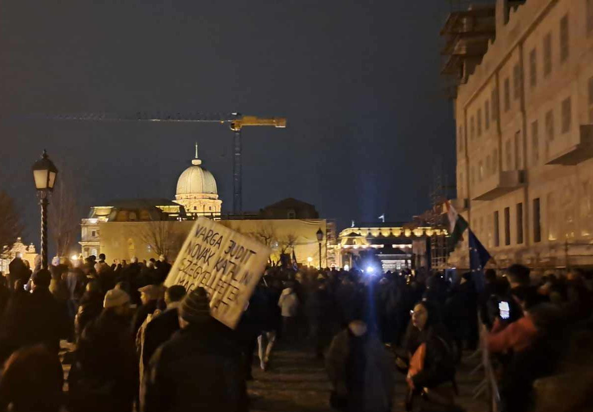 Tiltakoznak Novák Katalin botrányos döntése miatt