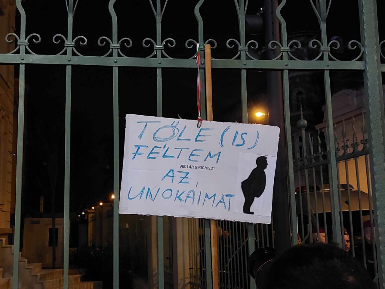 Tiltakozó tábla a gyermekvédelmi témában tartott tüntetésen (Fotó: Hutter Marianna)