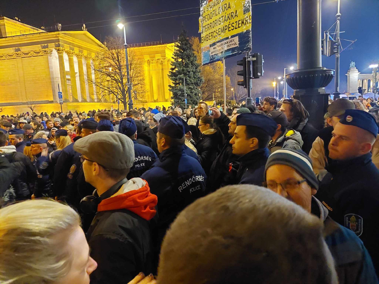 Rendőrök és tüntetők a Lendvay utcánál (Fotó: György Zsombor)