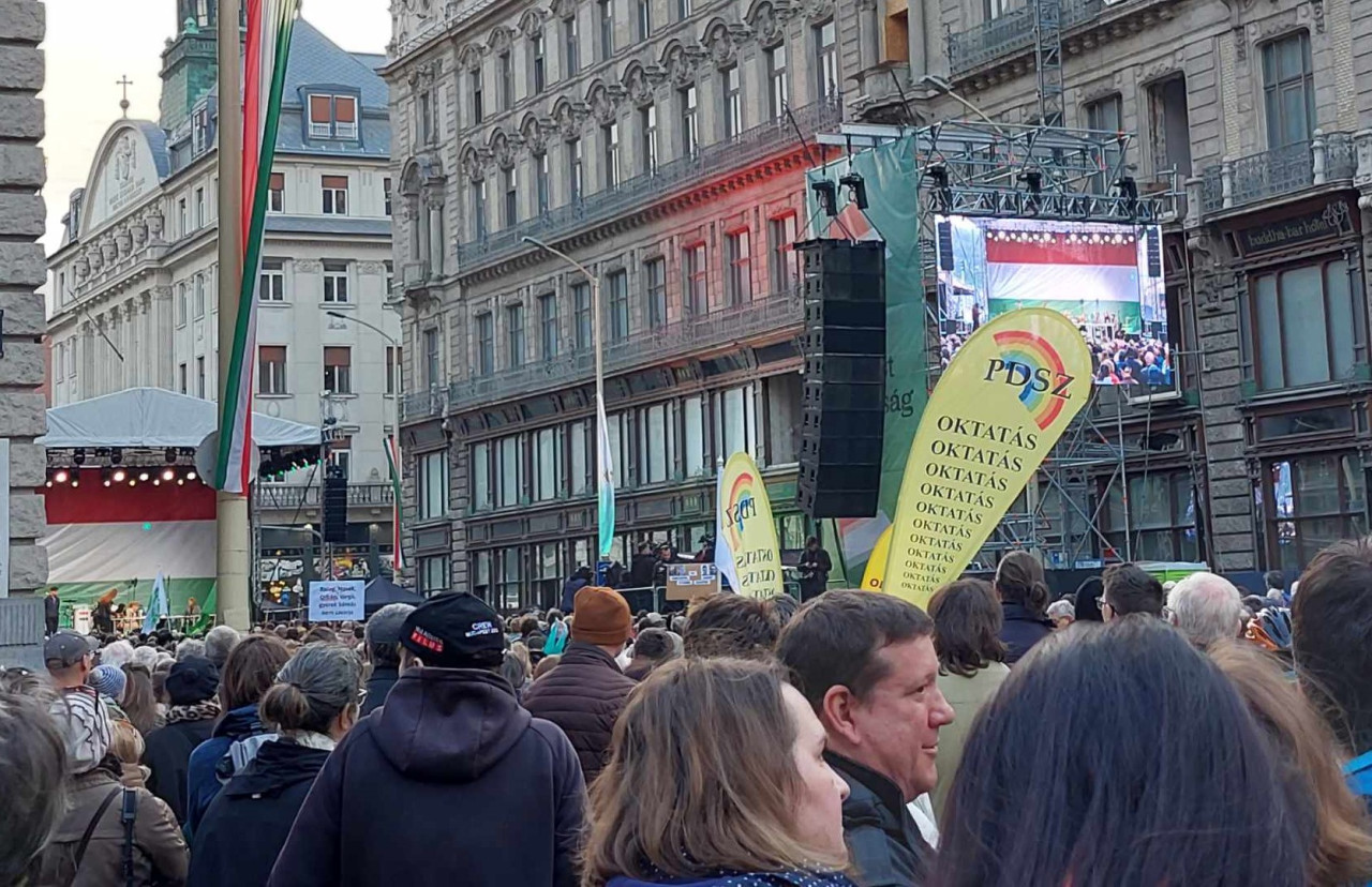 A főváros és diákszervezetek március 15-i rendezvényen a Szabad sajtó útján (Fotó: Magyar Hang/Hutter Marianna)
