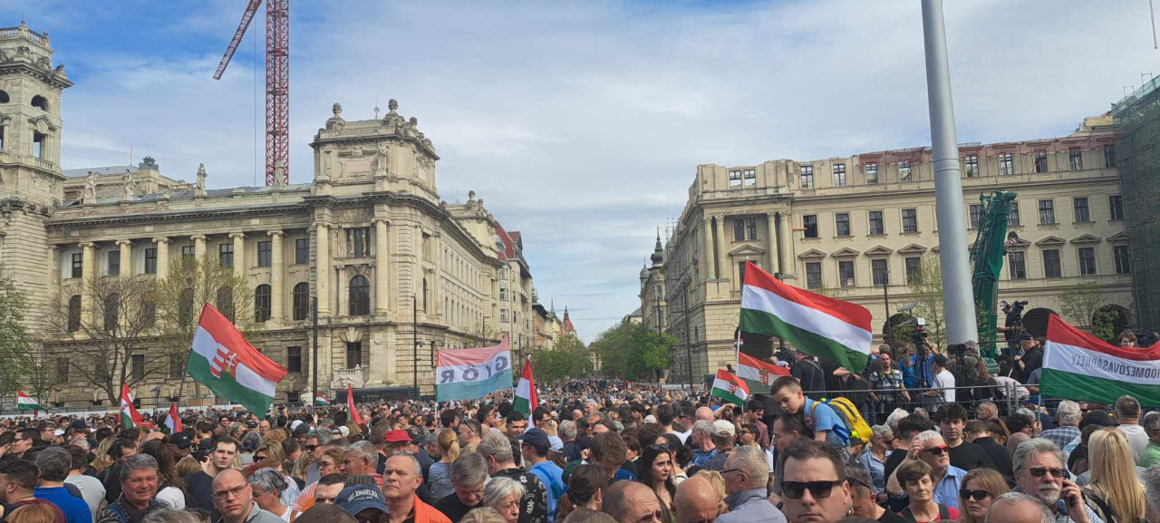 A Kossuth téren várják a nemzeti menet érkezését (Fotó: Magyar Hang/Albert Enikő)